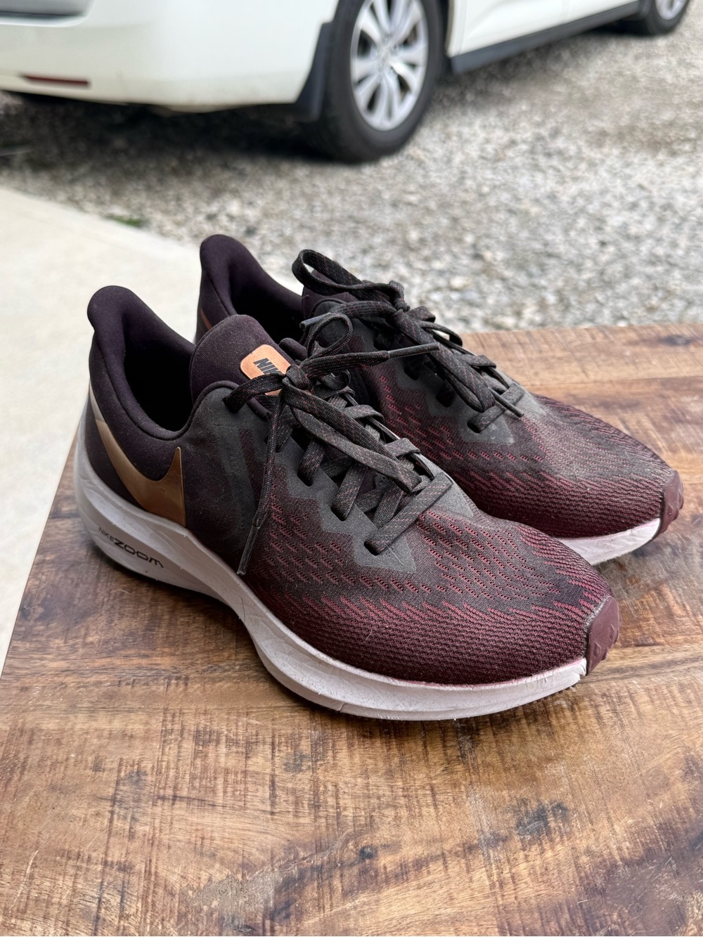 Women’s Nike sneakers. Sz 8. Like new! - Picture 2 of 2